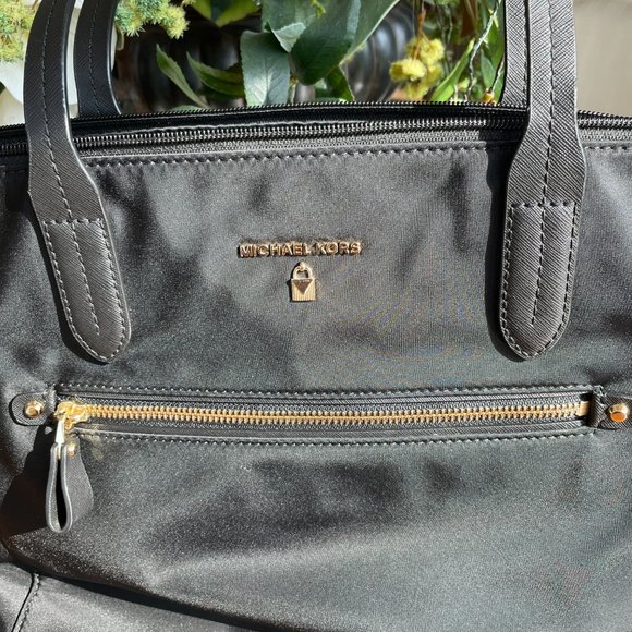 MICHAEL KORS TRAVEL TOTE BAG BLACK - Picture 3 of 10